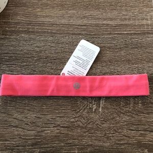 (1) Lululemon Skinny fly away tammer headband.